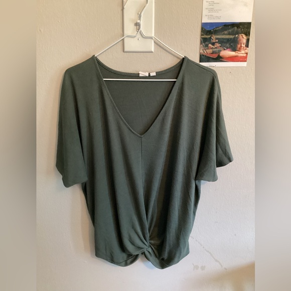 Women’s Gap Medium Elegant Green V-Neck Top - Picture 1 of 1